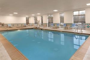纽瓦克纽瓦克威明顿南大使套房酒店的蓝色海水大型游泳池