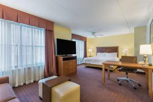 纽瓦克纽瓦克威尔明顿南区希尔顿惠庭套房酒店的酒店客房配有一张床和一张书桌及一台电视
