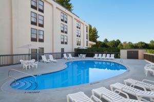 劳雷尔山费城月桂树山汉普顿酒店的一座带游泳池和椅子的酒店和一座建筑