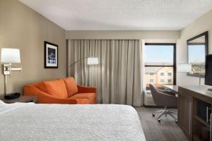 劳雷尔山费城月桂树山汉普顿酒店的酒店客房配有一张床、一张桌子和一把椅子。