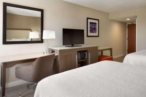 劳雷尔山费城月桂树山汉普顿酒店的酒店客房配有一张床和一张书桌及一台电视