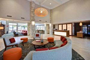 奥克兰奥克兰海滨希尔顿惠庭套房酒店的客厅配有沙发和桌子