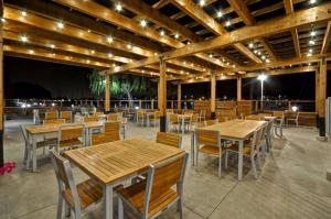 奥克兰奥克兰海滨希尔顿惠庭套房酒店的餐厅设有木桌和椅子及灯