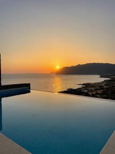 莫什劳斯Petra Nova Villas的海洋上的日落,带游泳池
