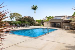 唯客乐渡假村Villas at Waikoloa H203的庭院中间的游泳池