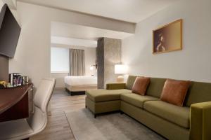 纽约DoubleTree by Hilton New York Downtown的客厅配有沙发和1张床
