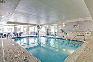 罗杰斯汉普顿本顿维尔 - 罗杰斯豪伍德套房酒店的在酒店房间的一个大型游泳池