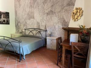 卢卡Casale I Tigli的一间卧室配有一张床、一张桌子和一张书桌