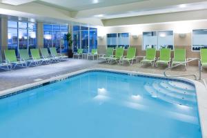 梅森辛辛那提/马森希尔顿花园酒店的游泳池位于酒店客房内,配有桌椅