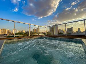 戈亚尼亚里约韦尔梅洛酒店的建筑物屋顶上的热水浴池