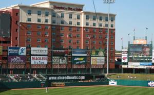 俄克拉何马城俄克拉荷马城布里克汉普顿套房酒店的一座有楼房的棒球场