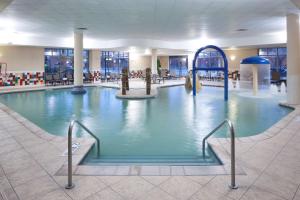 俄克拉何马城俄克拉荷马城布里克汉普顿套房酒店的大楼内的大型室内游泳池