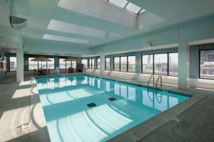 圣路易斯圣路易斯拱门希尔顿恒庭酒店的大型建筑中的大型游泳池