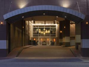 奥斯汀Hilton Garden Inn Austin Downtown-Convention Center的夜间带吊灯的建筑物入口