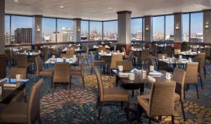 奥斯汀Hilton Garden Inn Austin Downtown-Convention Center的一间带桌椅的市景餐厅