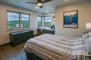 斯廷博特斯普林斯Steamboat Springs Apt with Views, 15 Mi to Skiing!的一间卧室设有一张床和两个窗户。