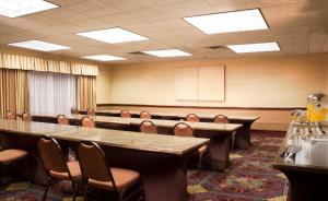 弗拉格斯塔夫Embassy Suites by Hilton Flagstaff的一间会议室,配有大桌子和椅子