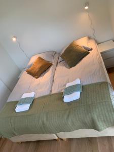 维克Skammidalur cottages的一间卧室配有一张床,上面有两条毛巾
