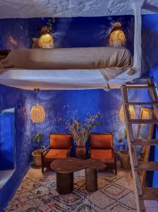 舍夫沙万Casa Amina的客房设有两张双层床和一张桌子及椅子。