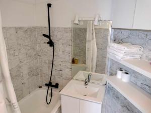 圣吉欧梅斯Appartement vintage的带淋浴、盥洗盆和浴缸的浴室
