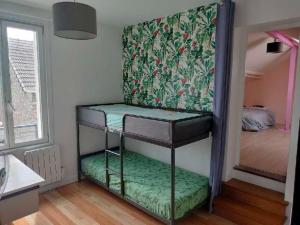 圣吉欧梅斯Appartement vintage的一间客房内配有两张双层床的房间