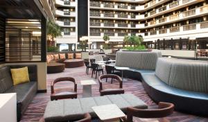 拉斯维加斯Embassy Suites by Hilton Las Vegas的一间带桌椅的餐厅以及一座建筑