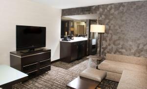 拉斯维加斯Embassy Suites by Hilton Las Vegas的酒店客房设有电视和沙发。