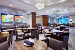 布卢明顿Hilton Minneapolis-St Paul Airport的一间带桌椅的用餐室和一间餐厅