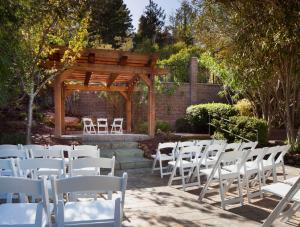 圣克鲁兹Hilton Santa Cruz Scotts Valley的一组白色椅子和一个凉亭