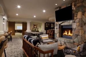 圣克鲁兹Hilton Santa Cruz Scotts Valley的客厅设有壁炉和电视。