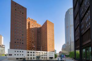 匹兹堡匹兹堡市中心希尔顿双树套房酒店的城市中一群高大的建筑