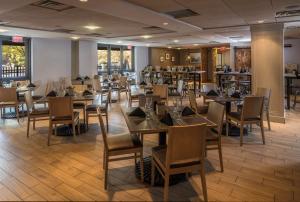 匹兹堡匹兹堡市中心希尔顿双树套房酒店的一间在房间内配有桌椅的餐厅