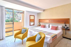 戈梅拉岛圣塞瓦斯蒂安托雷德孔德酒店的酒店客房,配有一张床和两把椅子