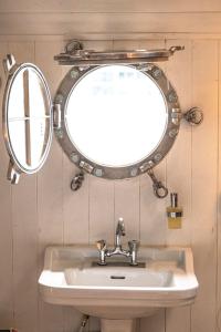 阿维尼翁奥尔西娅船屋的一间带水槽和镜子的浴室