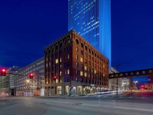 奥马哈The Peregrine Omaha Downtown Curio Collection By Hilton的街道拐角处的建筑物