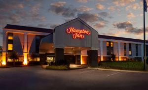 罗维莎Hampton Inn Lawrenceville的带有阅读汉普顿旅馆标志的酒店