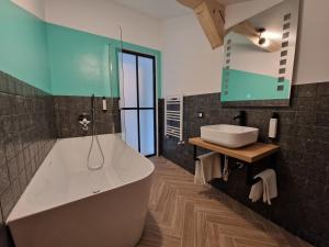 布拉索夫RA House的一间带大浴缸和水槽的浴室