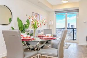 基奇纳Luxurious 1BR Condo - Stunning City Views的一间带桌椅和窗户的用餐室