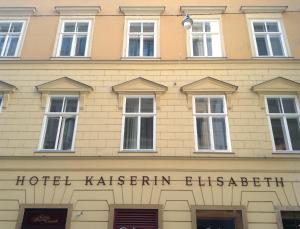 维也纳伊丽莎白皇后酒店的一座建筑,上面写着酒店书