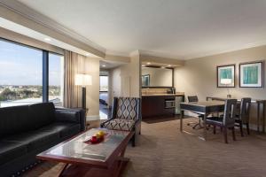 尔湾Embassy Suites by Hilton Irvine Orange County Airport的带沙发的客厅和用餐室