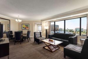 尔湾Embassy Suites by Hilton Irvine Orange County Airport的客厅配有沙发和桌子