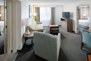 阿尔伯克基阿尔伯克基住宅区希尔顿惠庭套房酒店的酒店客房设有一间带一张床和一张书桌的卧室