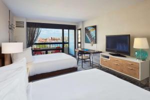 布卡拉顿博卡拉顿沃特斯通度假村&码头，希尔顿Curio Collection酒店的酒店客房设有两张床和一台平面电视。