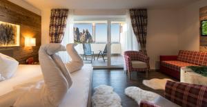 阿尔卑斯休斯山沙莱多洛米蒂酒店的酒店客房设有一张床,享有海景。