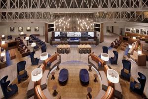 纳什维尔希尔顿纳什维尔机场酒店的享有带大桌子和椅子的会议室的顶部景色。
