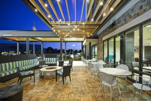 迪凯特Home2 Suites By Hilton Decatur Ingalls Harbor的餐厅设有桌椅和窗户。