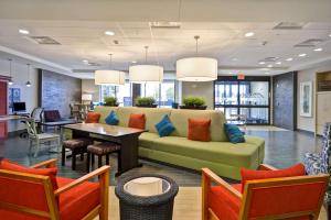 迪凯特Home2 Suites By Hilton Decatur Ingalls Harbor的客厅配有沙发和桌椅