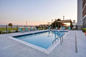 迪凯特Home2 Suites By Hilton Decatur Ingalls Harbor的游泳池周围设有椅子