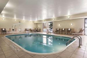 伍德伯里明尼阿波利斯圣保罗伍德伯里汉普顿酒店的游泳池位于酒店客房内,配有桌椅