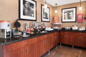 伍德伯里明尼阿波利斯圣保罗伍德伯里汉普顿酒店的厨房配有木制橱柜和台面